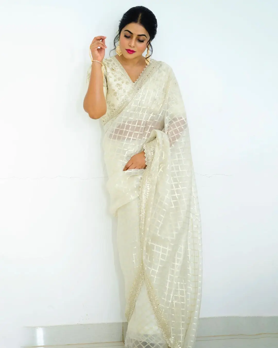 SHAMNA KASIM WEARING BEAUTIFUL EARRINGS WHITE DESIGNER SAREE 5